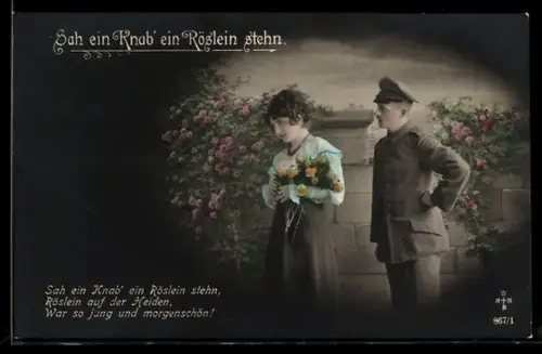 AK Soldat in Uniform steht neben einer hübschen Frau mit Blumenstrauss, Sah ein Knab` ein Röslein stehn, Soldatenliebe