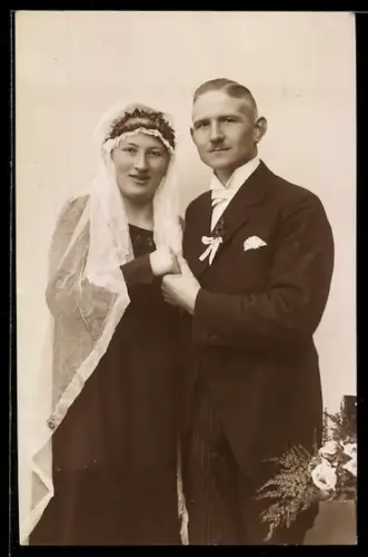 Foto-AK Elegantes Hochzeitspaar neben dem Brautstrauss