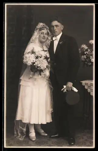 Foto-AK Elegantes Hochzeitspaar neben dem Brautstrauss