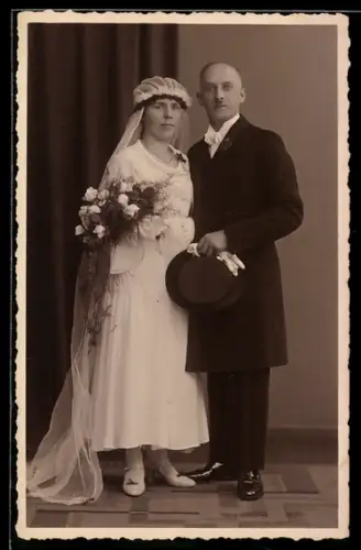 Foto-AK Elegantes Hochzeitspaar mit Brautstrauss