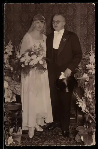 Foto-AK Elegantes Hochzeitspaar zwischen Blumen