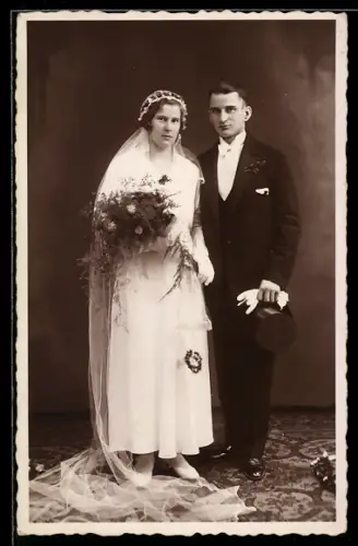 Foto-AK Elegantes Hochzeitspaar mit Brautstrauss