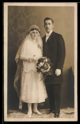 Foto-AK Elegantes Hochzeitspaar neben mit Brautstrauss