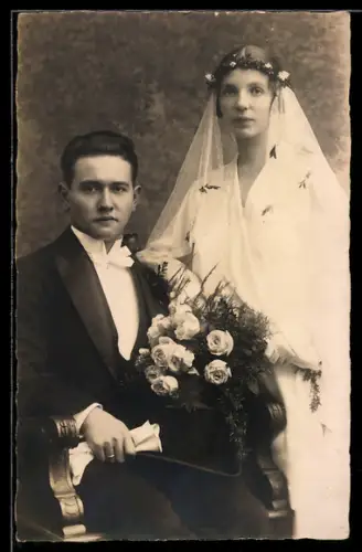 Foto-AK Elegantes Hochzeitspaar mit Brautstrauss
