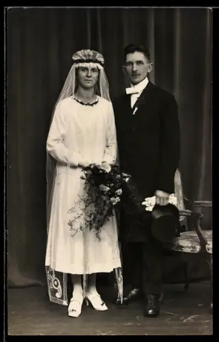 Foto-AK Elegantes Hochzeitspaar mit Brautstrauss