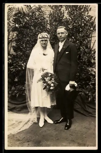 Foto-AK Elegantes Hochzeitspaar mit Brautstrauss im Freien