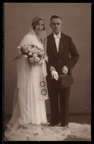 Foto-AK Elegantes Hochzeitspaar mit Brautstrauss