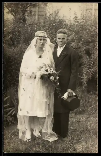 Foto-AK Elegantes Hochzeitspaar mit Brautstrauss im Freien