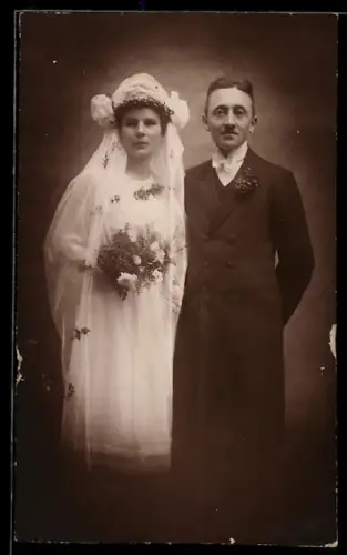 Foto-AK Elegantes Hochzeitspaar mit Brautstrauss