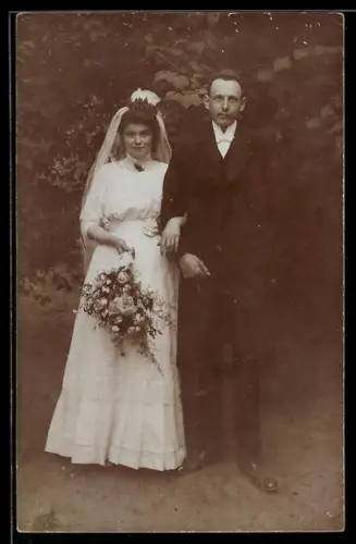 Foto-AK Elegantes Hochzeitspaar mit Brautstrauss im Freien
