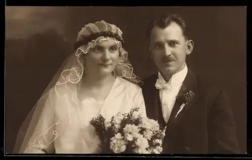 Foto-AK Elegantes Hochzeitspaar mit Brautstrauss