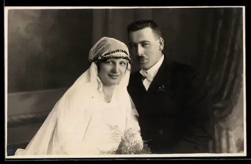 Foto-AK Elegantes Hochzeitspaar mit Brautstrauss