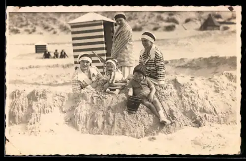 Foto-AK Frauen mit Kindern im Badeanzug am Strand