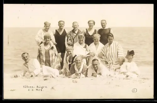 Foto-AK Männer und Frauen in Badeanzügen am Strand