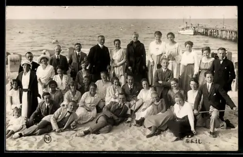 Foto-AK Männer und Frauen am Strand