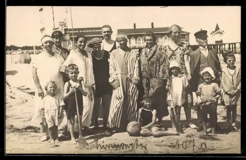 Foto-AK Männer, Frauen und Kinder am Strand, teilweise im Badeanzug