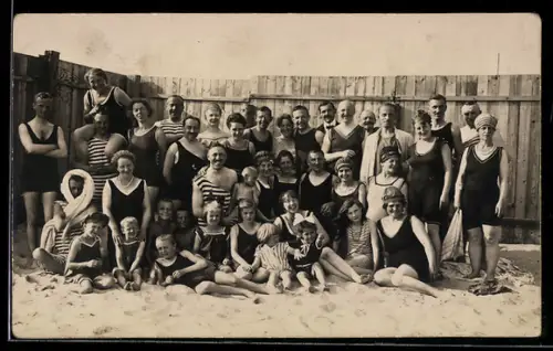 Foto-AK Männer, Frauen und Kinder am Strand, teilweise im Badeanzug