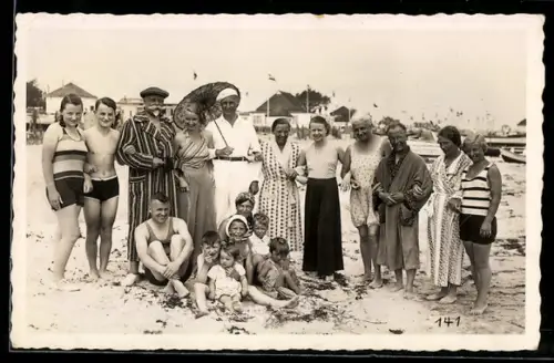 Foto-AK Männer, Frauen und Kinder am Strand, teilweise im Badeanzug