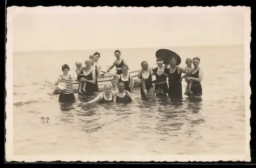 Foto-AK Männer, Frauen und Kinder im Wasser mit Badeanzügen
