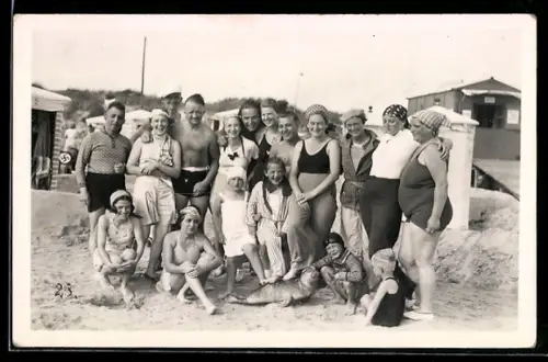 Foto-AK Männer, Frauen und Kinder am Strand, teilweise im Badeanzug