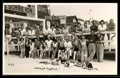AK Männer, Frauen und Kinder am Strand, teilweise im Badeanzug