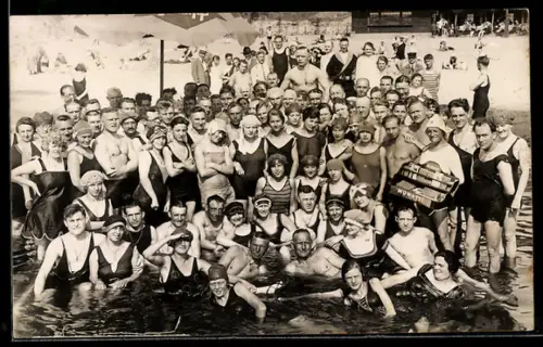 Foto-AK Männer, Frauen und Kinder am Strand, teilweise im Badeanzug