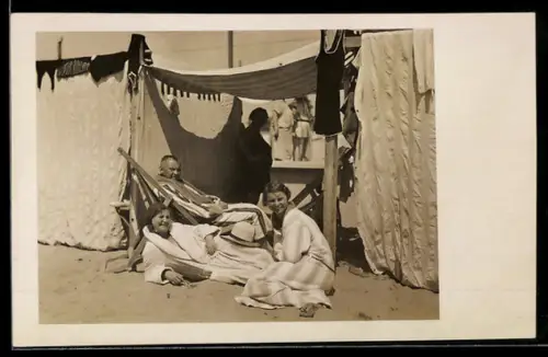Foto-AK Männer und Frauen im Bademantel am Strand