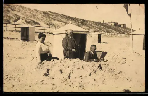 Foto-AK Männer und eine Frau am Strand