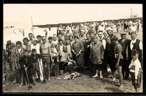 Foto-AK Männer, Frauen und Kinder am Strand, teilweise im Badeanzug