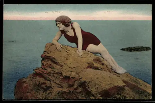 AK Hübsche Frau im Badeanzug auf einem Felsen