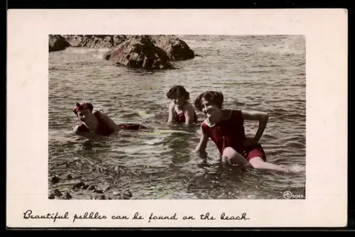 AK Frauen in Badenazügen im Wasser
