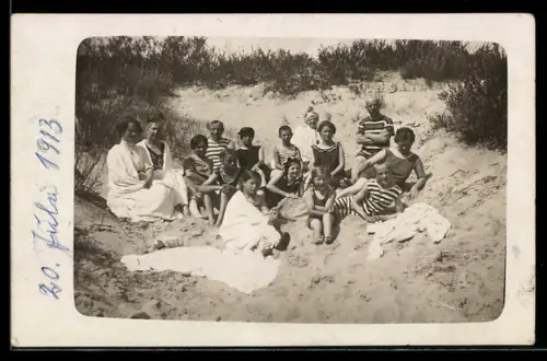 Foto-AK Männer, Frauen und Kinder am Strand, teilweise im Badeanzug