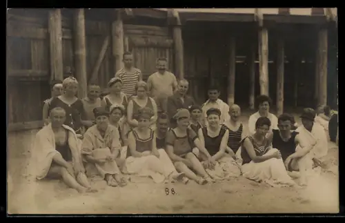Foto-AK Männer, Frauen und Kinder am Strand, teilweise im Badeanzug