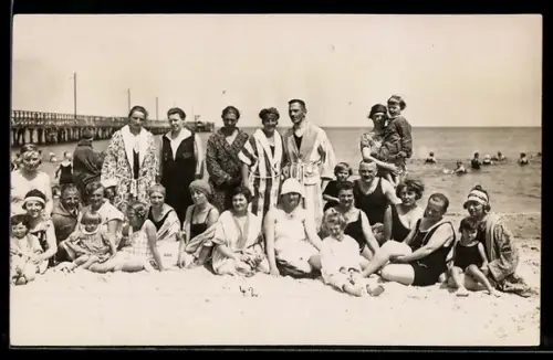 Foto-AK Männer, Frauen und Kinder am Strand, teilweise im Badeanzug