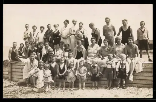Foto-AK Männer, Frauen und Kinder am Strand, teilweise im Badeanzug