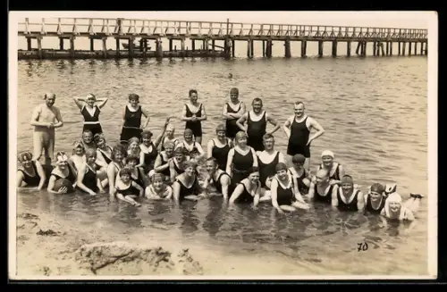Foto-AK Männer, Frauen und Kinder am Strand, teilweise im Badeanzug
