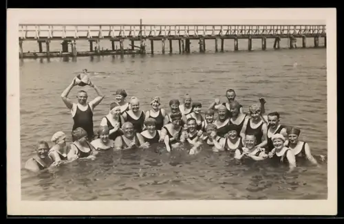 Foto-AK Männer, Frauen und Kinder am Strand, teilweise im Badeanzug