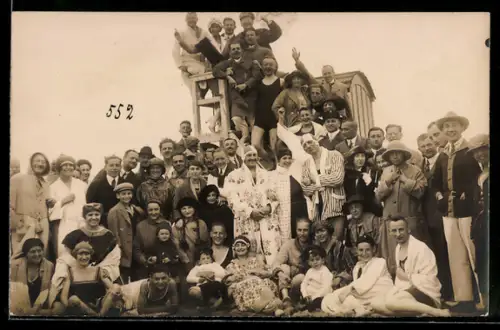 Foto-AK Männer, Frauen und Kinder am Strand, teilweise im Badeanzug