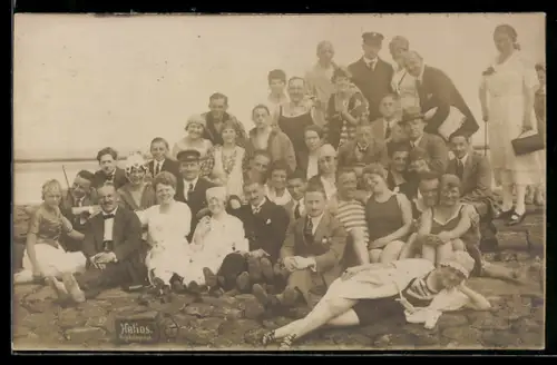 Foto-AK Männer, Frauen und Kinder am Strand, teilweise im Badeanzug