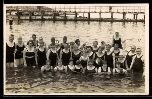 Foto-AK Männer und Frauen in Badenazügen im Wasser