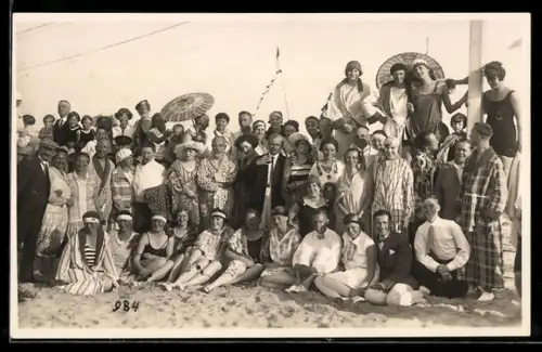 Foto-AK Männer, Frauen und Kinder am Strand, teilweise im Badeanzug