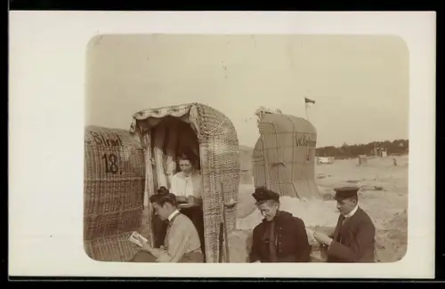 Foto-AK Frauen und Männer bei Strandkörben