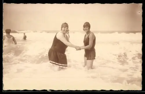 AK Frauen im Badeanzug stehen im Wasser