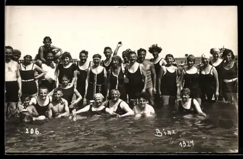 Foto-AK Männer, Frauen und Kinder im Wasser