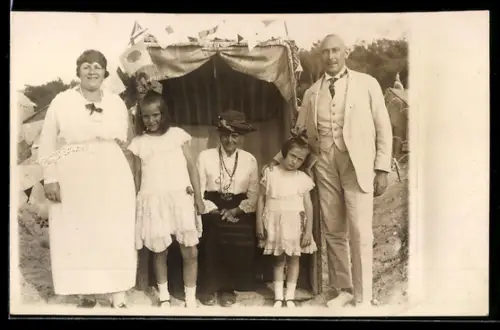 Foto-AK Familie bei einem Strandkorb