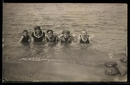 Foto-AK Menschen im Badeanzug im Wasser