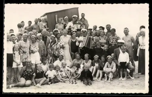 Foto-AK Männer, Frauen und Kinder am Strand, teilweise im Badeanzug