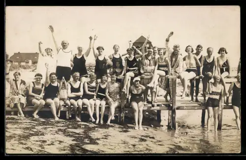 Foto-AK Männer, Frauen und Kinder am Strand, teilweise im Badeanzug