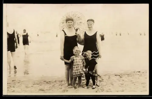 Foto-AK Mütter im Badeanzug mit ihren Kindern am Strand