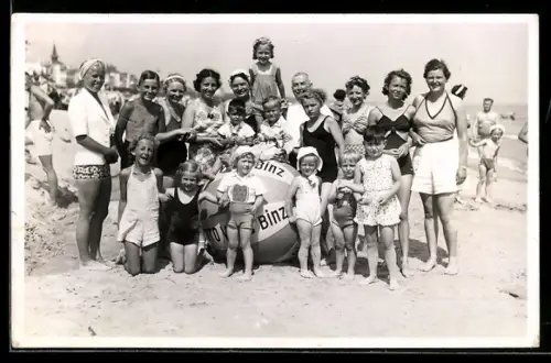 AK Männer, Frauen und Kinder am Strand, teilweise im Badeanzug